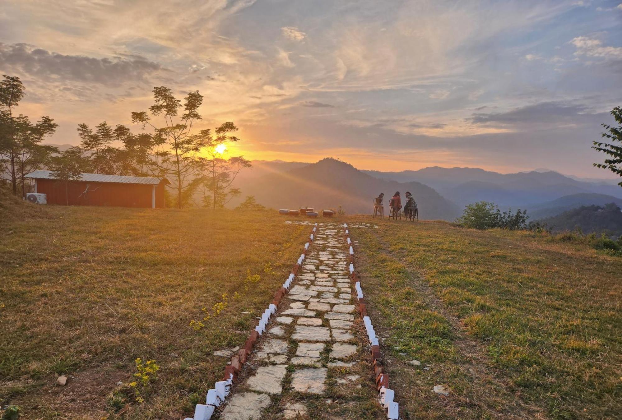Lahermitage Resort Lansdowne Bagian luar foto